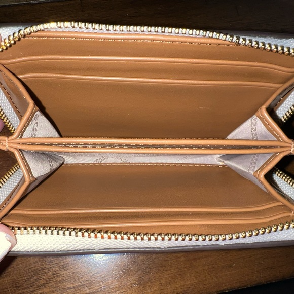 Michael Kors Wallet - Picture 4 of 4